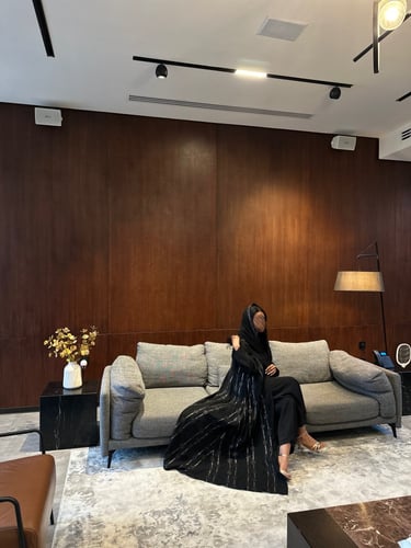 عباية كلوش كريب مع شك ذهبي وطرحة طرف