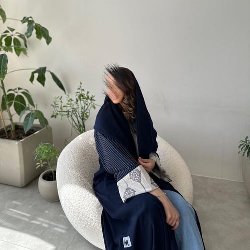 عباية نص كلوش كحلي مع اكمام كريب مخطط ولنن هندي مط...