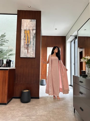 فستان مع عباية لنن هندي وردي مع شك وتطريز ذهبي