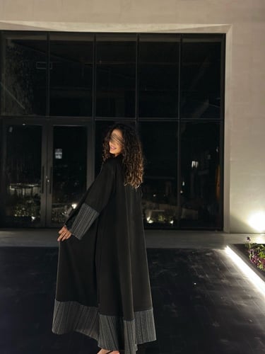 عبايةشتوية نص كلوش شمواه اسود مع سدو اسود وابيض وق...