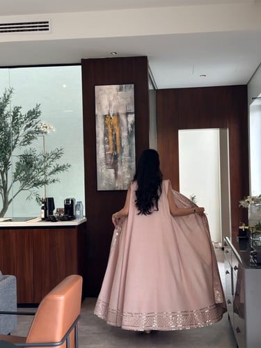 فستان مع عباية لنن هندي وردي مع شك وتطريز ذهبي