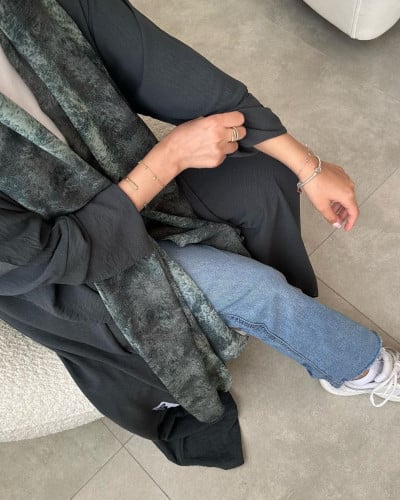 عباية نص بشت رمادي على زيتي كريب مكسر ( الطرحة الم...