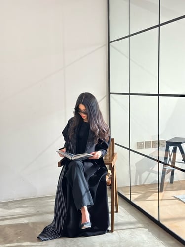 عباية نص كلوش كتان اسود مع كريب مخطط اسود وابيض وط...