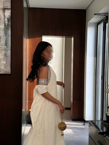 جلابية لنن هندي ابيض مع تطريز ذهبيّ وأسود