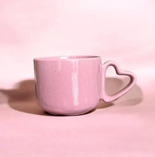 كوب سيراميك باللون الوردي بمقبض على شكل قلب