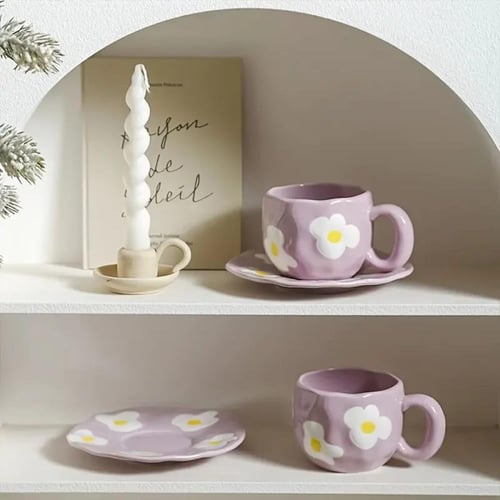 كوب قهوة مزخرف مع الصحن بتصميم مميز