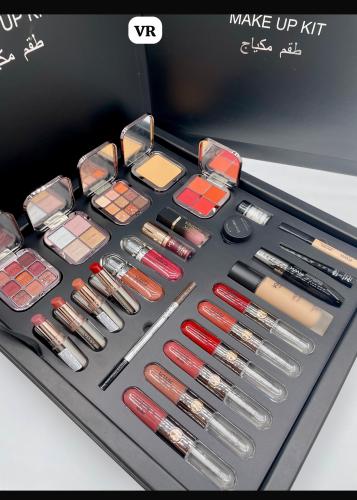 طقم مكياج متكامل