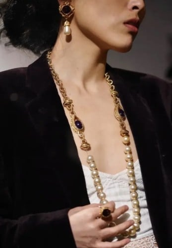 طقم لؤلؤ مُزين بحجر بنفسجي