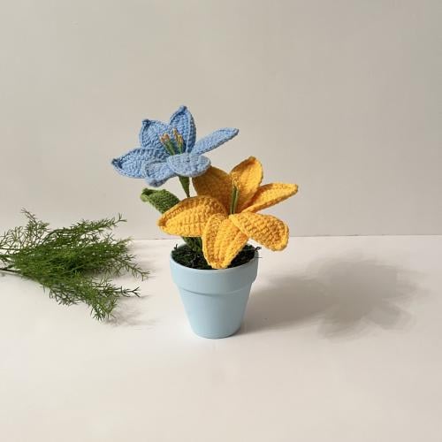 فازة الازهار الزرقاء و الصفراء