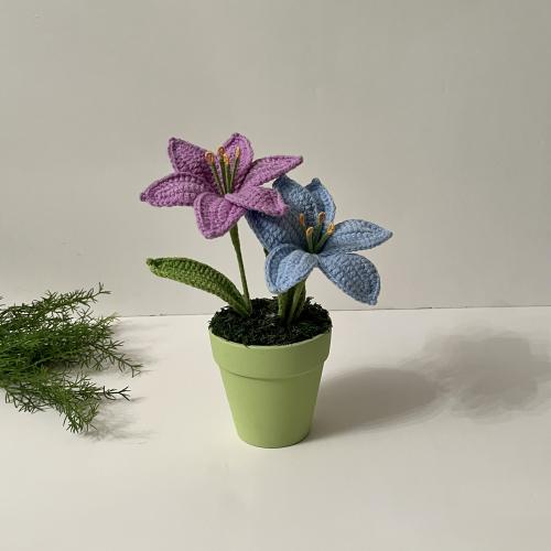 فازة الازهار الزرقاء و البنفسجيه