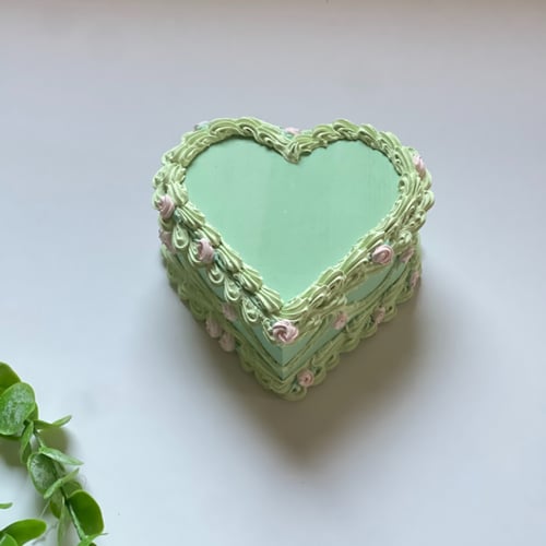 صندوق بشكل كيك قلب اخضر