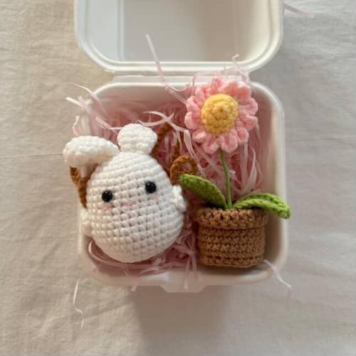 بوكس الدمية و الزهرة البيضاء و الوردية