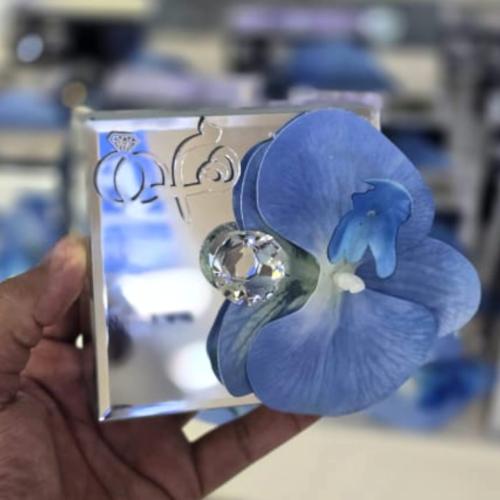 توزيعات صندوق مجوهرات (12 قطعة) منسق بالورود مع كت...