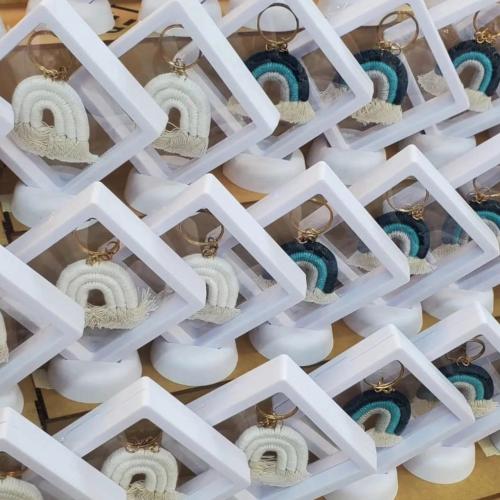 برواز شفاف (24 قطعة) يحتوي ميدالية قوس قزح مع قاعد...