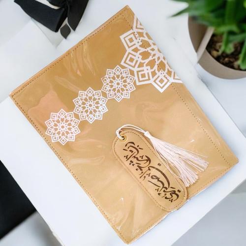 مجموعة من 12 قطعة من غلاف جلدي للمصحف مع فاصل بالل...