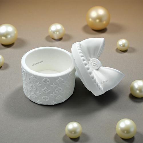 مجموعة (12) من علب توزيعات لويس فيتون مع غطاء بشكل...