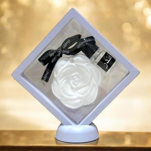 مجموعة (12) من برواز أبيض يحتوي تعليقة حجر معطر و...