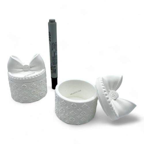 مجموعة (12) من علب توزيعات لويس فيتون مع غطاء بشكل...