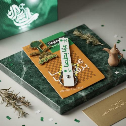مجموعه (12) من توزيعات مكونه من ميداليه جلد و بروش...