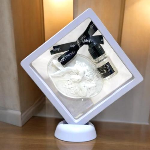 مجموعة (12) من برواز أبيض يحتوي تعليقة حجر معطر و...