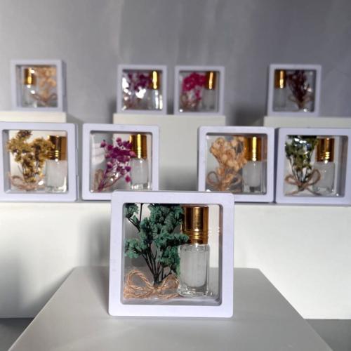 توزيعات براويز شفافه تحتوي تولات مسك أبيض (12 قطعة...