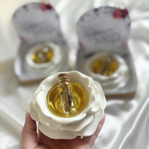 مبخرة شكل وردة مع عود