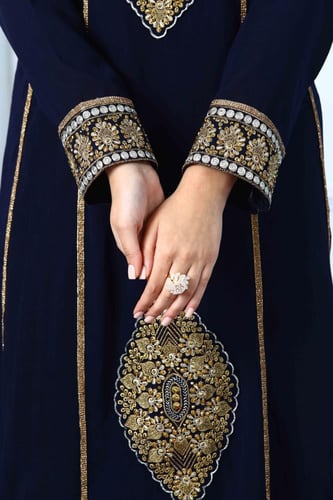 جلابية اماراتي لون كحلي بصدرية من القصب والحرير مو...