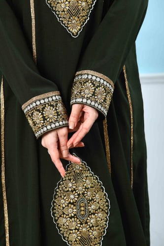 جلابية اماراتي لون زيتي بصدرية من القصب والحرير مو...