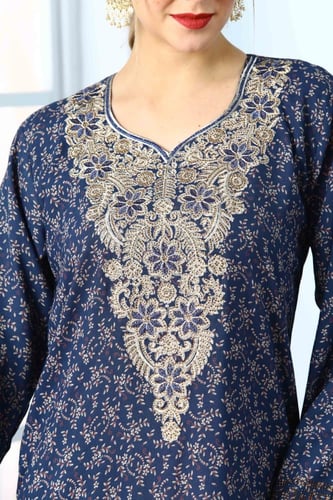 مخور اماراتي لون ازرق بحري بصدرية مطرزة بفصوص لامع...