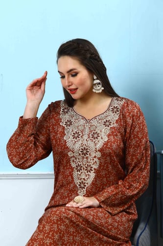 مخور اماراتي لون طوبي بصدرية مطرزة بفصوص لامعه مود...