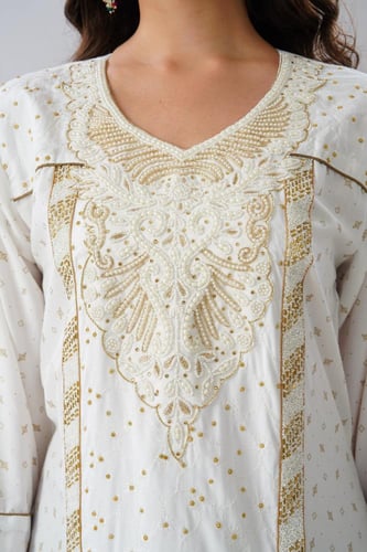 جلابية استايل بحريني لون اوف وايت موديل WS6-154