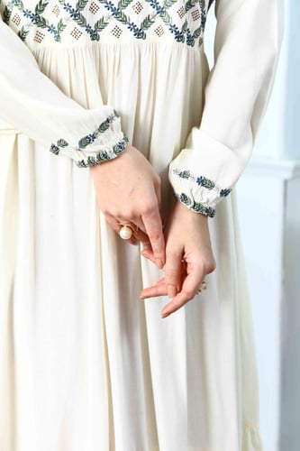 جلابية مدى استايل كويتي لون اوف وايت موديل RB5-138