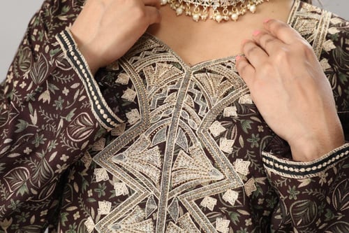 جلابية كشمير بني مقاسات كبيرة مطرزة بالفصوص موديل...