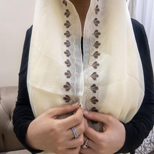 طرحة مطرزة لونين كريمي بتطريز بيج غامق موديل TR-02...