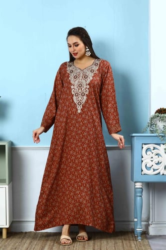 مخور اماراتي لون طوبي بصدرية مطرزة بفصوص لامعه مود...