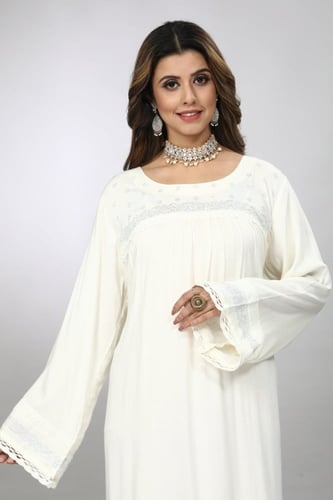 جلابية استقبال كويتي لون ابيض قصة كلوش موديل RB-39