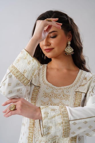 جلابية استايل بحريني لون اوف وايت موديل WS6-151