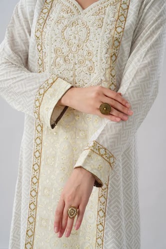 جلابية استايل بحريني لون اوف وايت موديل WS6-152