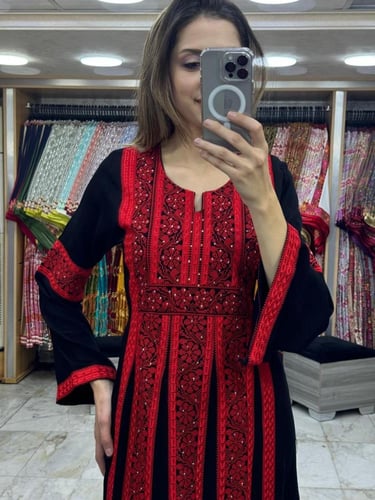 جلابية اردنية كريب منقوشة ومطرزة باللون الاسود مود...