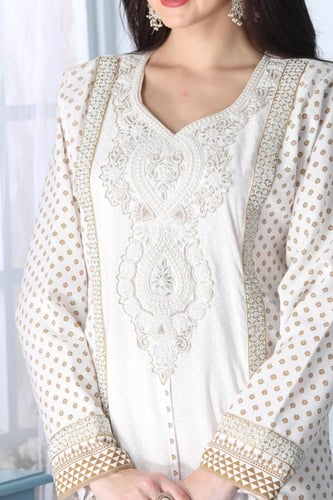 جلابية استايل بحريني لون اوف وايت موديل KK5-82