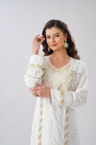 جلابية استايل بحريني لون اوف وايت موديل WS6-154