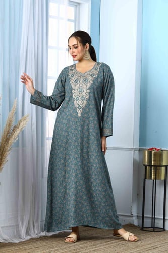 مخور اماراتي لون بترولي فاتح بصدرية مطرزة بفصوص لا...