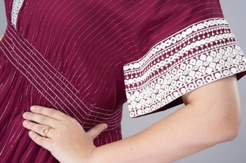 جلابية كويتية تطريز فصوص لون عنابي موديل KK4-061