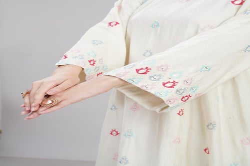 جلابية كتان استايل كويتي لون اوف وايت موديل KK6-91