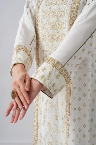 جلابية استايل بحريني لون اوف وايت موديل WS6-151