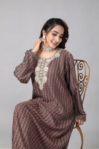 جلابية قطن منقوشة ناعمه لون عودي علي بني موديل SQ4...