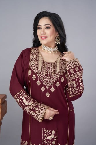 جلابية اردنية لون عنابي بتطريز ذهبي موديل DB4-22