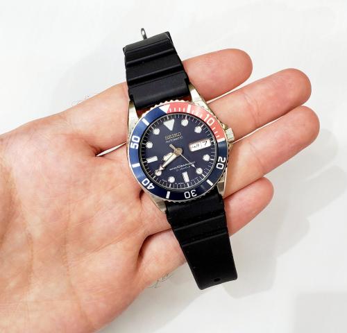 ساعة سيكو 5 سبورتس بيبسي 21 جويلز بتاريخين لون ازر...