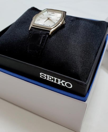 ساعة سيكو اليابانية انالوج كوارتز الرقيقة (Edg) لو...