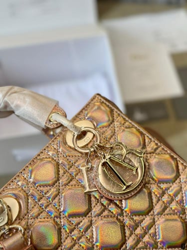 شنطة ليدي ديور Lady Dior (متوفرة بعدة احجام والوان...